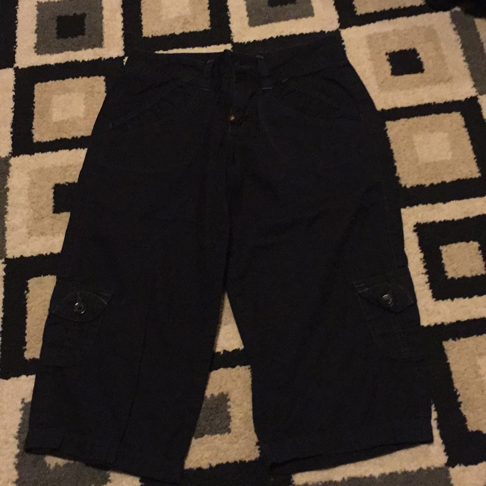 Black short Capri pants